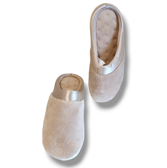 New 🌷 Isotoner Women's Microterry Clog With Satin Cuff Slippers Taupe - Picture 9 of 16